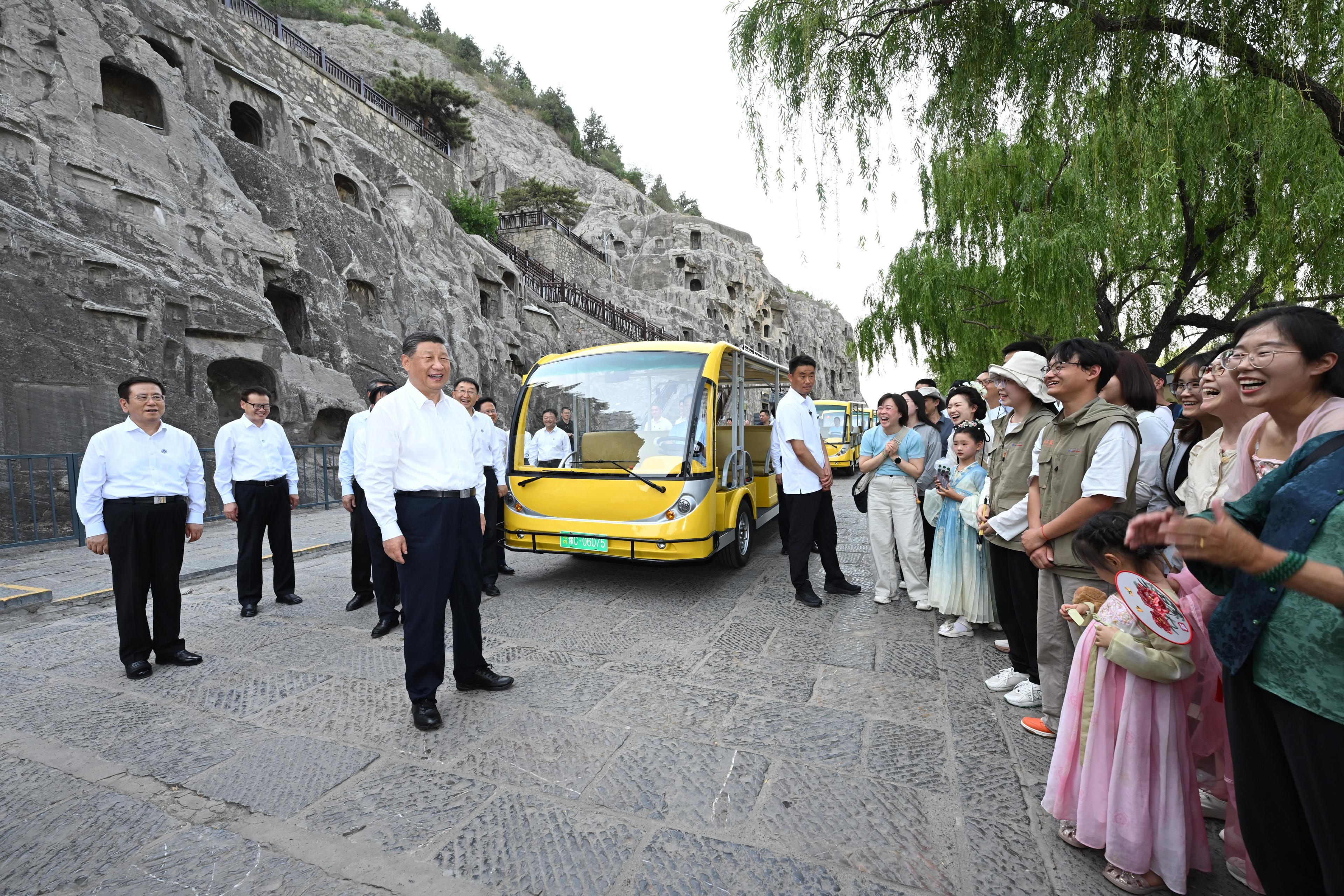 2025年5月19日，習(xí)近平總書(shū)記在洛陽(yáng)龍門(mén)石窟考察時(shí)，同游客親切交流。