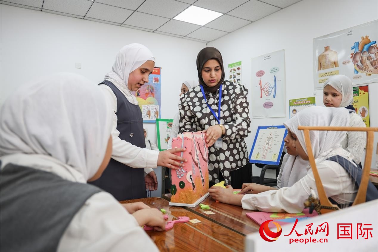 圖為阿爾·圖拉女子學(xué)校學(xué)生在上生物課。人民網(wǎng)記者 薛丹攝