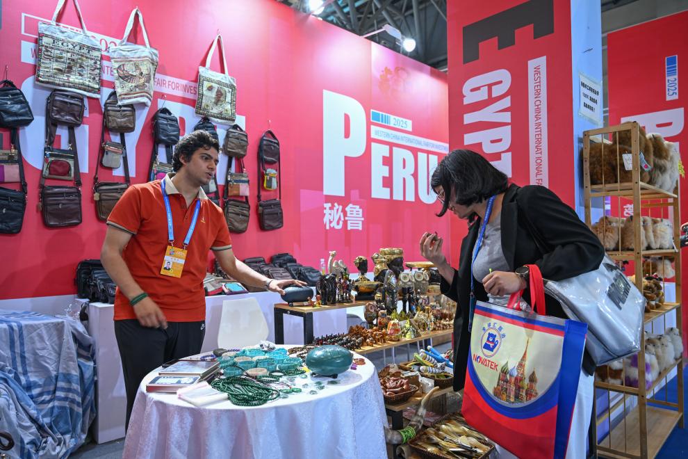 5月22日，外國展商在西洽會現(xiàn)場向參觀者介紹產(chǎn)品。新華社記者 陳誠 攝