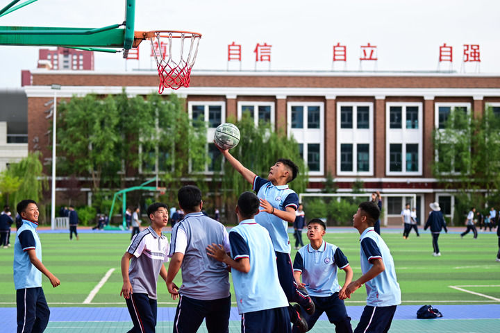 2024年6月18日，學(xué)生在青海果洛西寧民族中學(xué)打籃球。新華社記者 張龍 攝