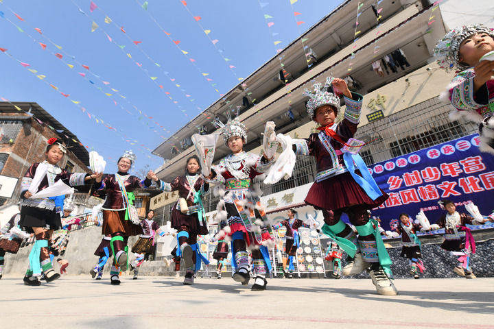 2025年3月25日，廣西柳州市融水苗族自治縣桿洞鄉(xiāng)中心小學(xué)學(xué)生在跳蘆笙踩堂舞。新華社記者 黃孝邦 攝