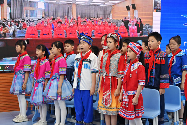2025年3月28日，在“壯蒙一家親 共筑中國(guó)夢(mèng)”手拉手主題云隊(duì)會(huì)上，廣西南寧市濱湖路小學(xué)四（1）中隊(duì)隊(duì)員通過(guò)網(wǎng)絡(luò)和內(nèi)蒙古鄂爾多斯東勝區(qū)第十二小學(xué)四（9）中隊(duì)隊(duì)員一起唱《中國(guó)少年先鋒隊(duì)隊(duì)歌》。新華社記者 周華 攝
