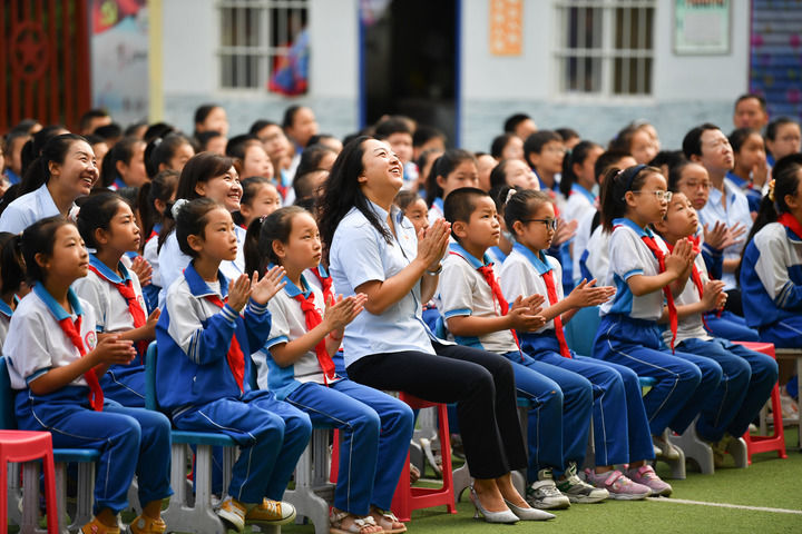 2021年7月1日，在位于陜西省延安市的楊家?guī)X福州希望小學(xué)，師生收看慶祝中國(guó)共產(chǎn)黨成立100周年大會(huì)。新華社記者 張博文 攝