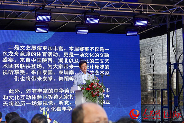 中國(guó)駐法蘭克福總領(lǐng)事黃昳揚(yáng)在致辭中對(duì)龍舟賽表示熱烈祝賀。人民網(wǎng) 依琳攝