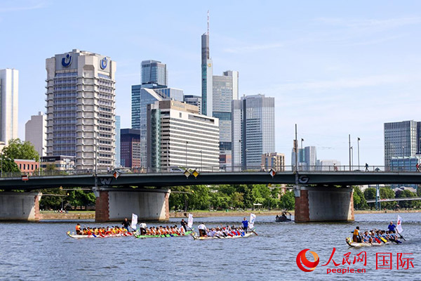龍舟賽隊(duì)伍奮力揮槳、破浪前行。人民網(wǎng) 依琳攝