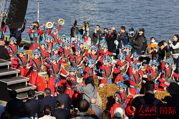 龍舟賽開幕式上，《楊家將戰(zhàn)鼓》演奏引爆全場(chǎng)。人民網(wǎng) 依琳攝