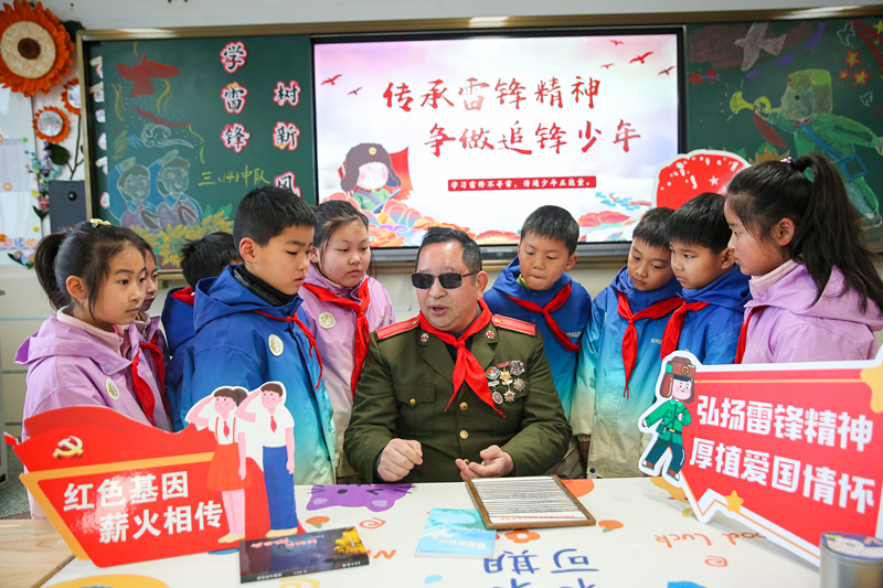 2025年3月3日，江蘇南通如皋市安定小學(xué)里，傷殘軍人許波銀在思政小課堂上向?qū)W生講述雷鋒故事。