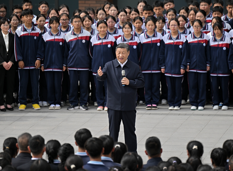 2024年6月18日，習(xí)近平總書記在青海果洛西寧民族中學(xué)考察時，同師生們親切交流。