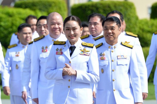 2024年9月7日，泰國(guó)總理佩通坦·欽那瓦（前中）及新一屆內(nèi)閣成員在位于首都曼谷的總理府與媒體見面。新華社發(fā)（拉亨攝）