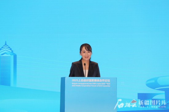 5月23日，在2025上合組織國家媒體合作論壇青年文化交流營活動中，人民日報社記者阿爾達克·塔巴拉克發(fā)言。石榴云/新疆日報記者 李雄心攝