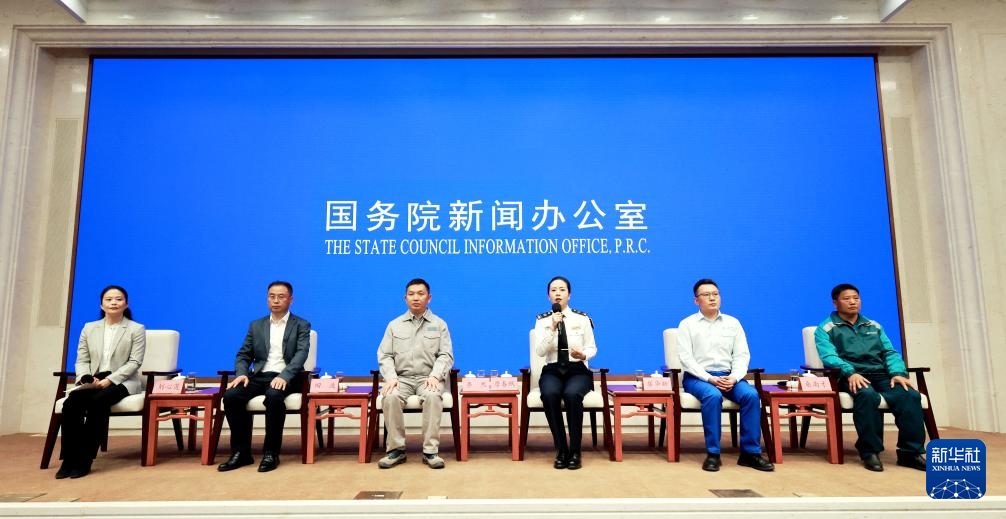 5月29日，國(guó)務(wù)院新聞辦公室在北京舉行“新征程上的奮斗者”中外記者見(jiàn)面會(huì)，交通運(yùn)輸領(lǐng)域代表圍繞“加快建設(shè)交通強(qiáng)國(guó) 勇當(dāng)開(kāi)路先鋒”與中外記者見(jiàn)面交流。新華社記者 潘旭 攝