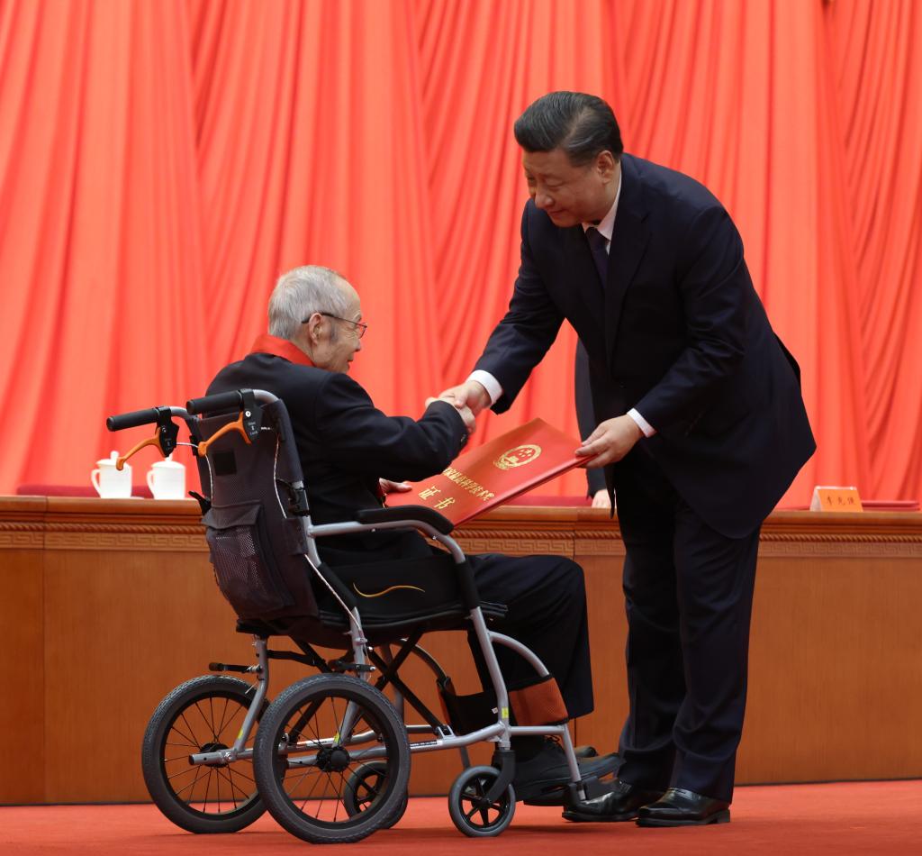 2021年11月3日，2020年度國(guó)家科學(xué)技術(shù)獎(jiǎng)勵(lì)大會(huì)在北京人民大會(huì)堂隆重舉行。習(xí)近平總書記向獲得2020年度國(guó)家最高科學(xué)技術(shù)獎(jiǎng)的中國(guó)航空工業(yè)集團(tuán)有限公司顧誦芬院士頒獎(jiǎng)。新華社記者 龐興雷 攝