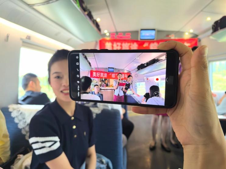 在活動(dòng)中，旅客紛紛舉起手機(jī)拍攝。顏笑攝