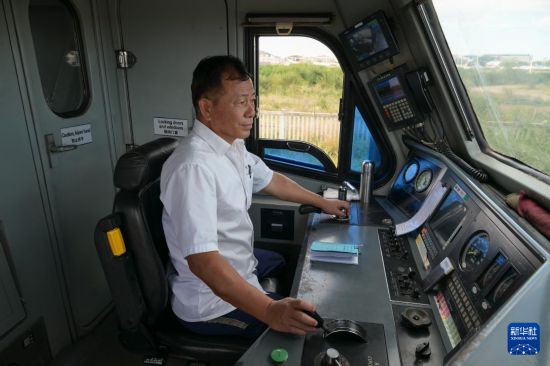 5月31日，在蒙內(nèi)鐵路內(nèi)羅畢站，機(jī)車駕駛員蔣立平在即將開往蒙巴薩的E2次列車上進(jìn)行準(zhǔn)備工作。新華社記者 楊光 攝