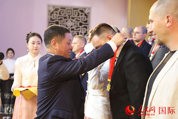 中國駐俄羅斯大使張漢暉為獲獎?wù)哳C獎。人民網(wǎng)記者 肖新新攝