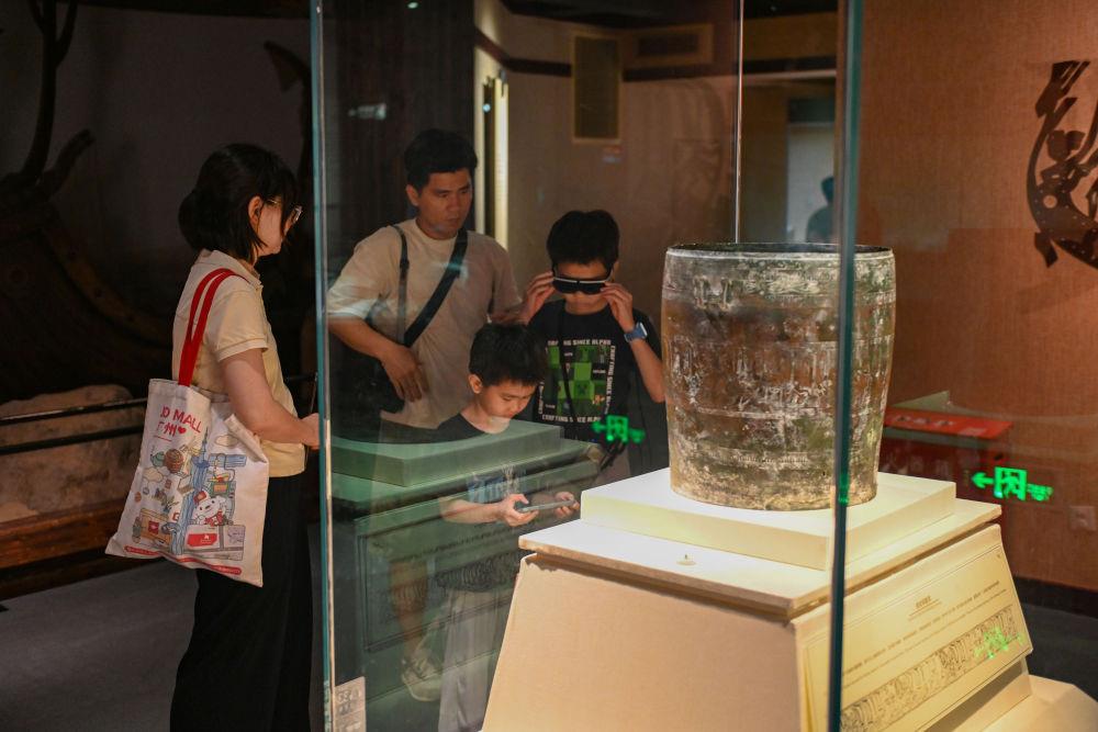 △2025年5月18日，游客在廣東廣州南越王博物院（王墓展區(qū)）體驗(yàn)AR眼鏡智慧導(dǎo)覽服務(wù)。