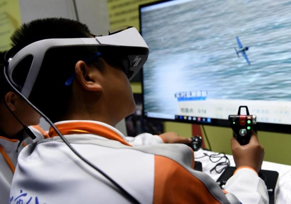 北京市八一學校的學生在北京市中小學生特色科技活動展示上體驗VR技術（2018年11月24日攝）新華社記者 羅曉光 攝。