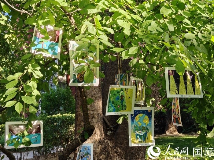 兒童環(huán)保繪畫展覽。人民網(wǎng)記者 李明攝