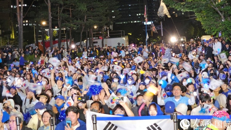 當(dāng)?shù)貢r間4日凌晨，李在明支持者們聚集在國會前等待計票結(jié)果。人民網(wǎng) 柳美鉉攝