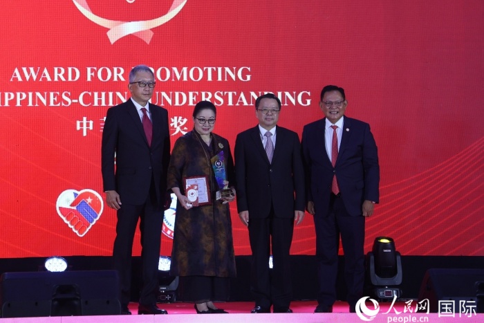 菲律賓前參議員許爾琦榮獲“終身成就獎(jiǎng)”。人民網(wǎng)記者 樊帆攝