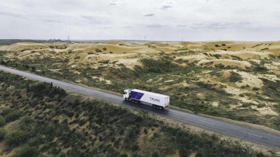 主線科技智能卡車行駛在路上。